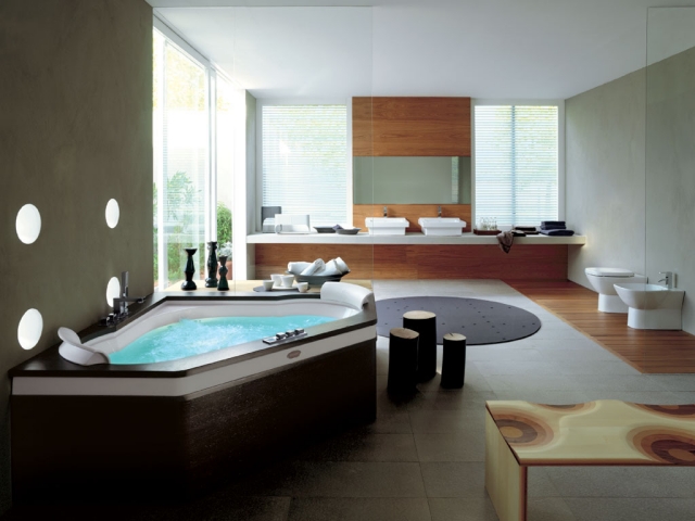 salle-de-bain-moderne-luxe-baignoire-bain à remous-miroir-rectangulaire